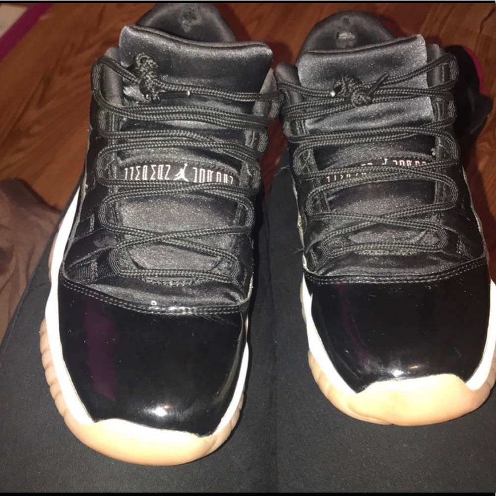 Air Jordan 11 Low Size 6.5 Black & Peach